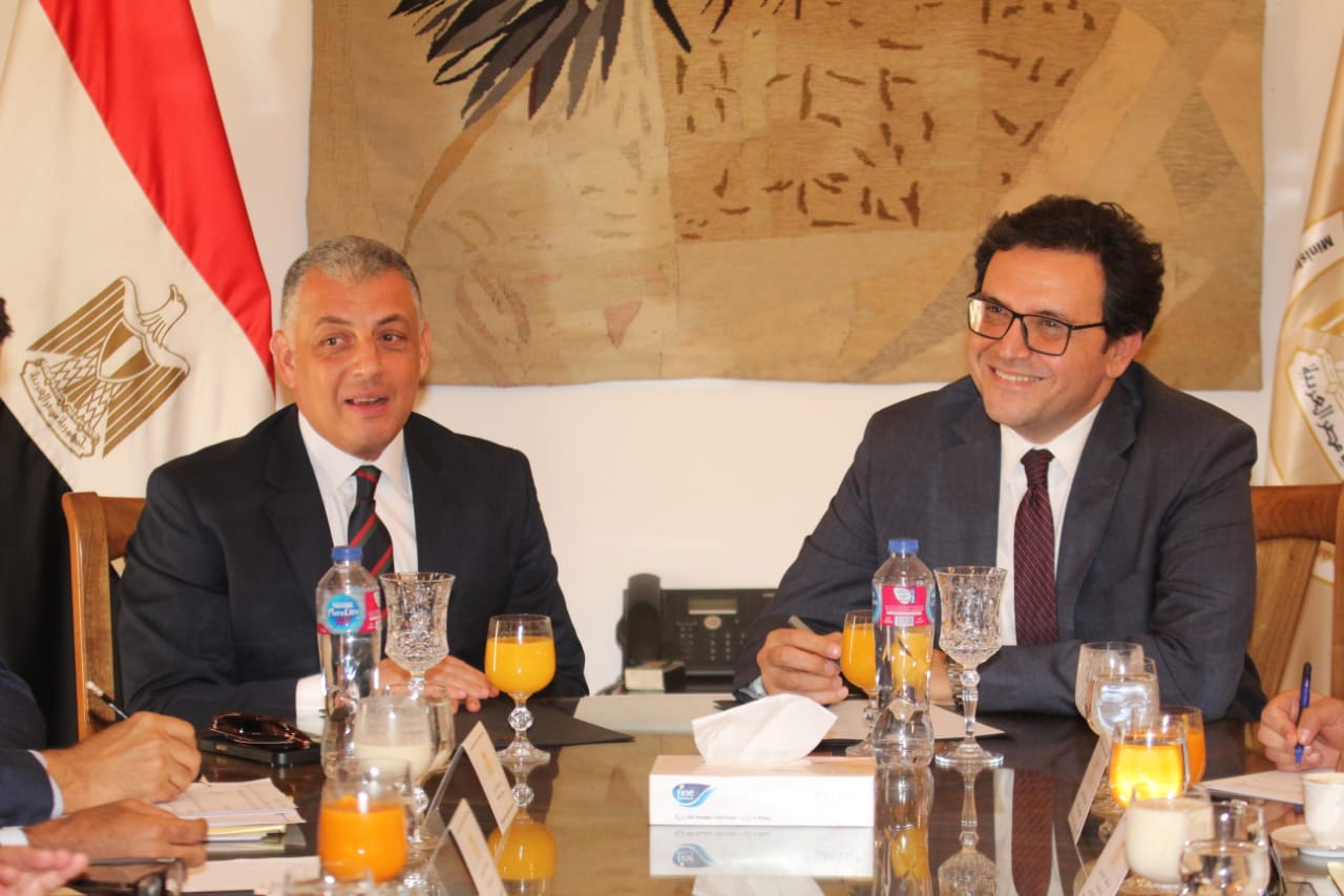 وزير الثقافة ومحافظ الإسماعيلية يبحثان ترتيبات الاحتفال بعام أم كلثوم بالمحافظة والدورة الـ25 للمهرجان الدولي للفنون الشعبية